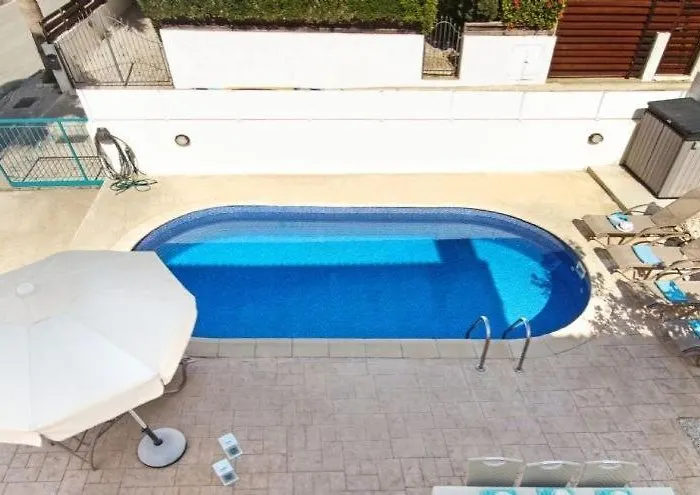Sonja Villa *